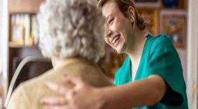 Fiscalité : emploi d’une aide à domicile, l’âge ouvrant droit à l’exonération de cotisations patronales est relevé